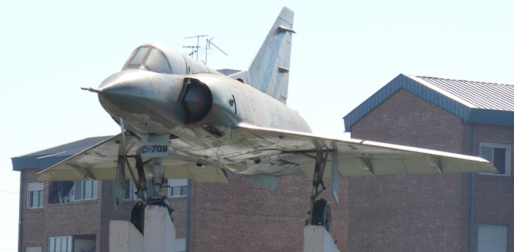 Mirage III emplazado en la Plazoleta Aeronautica Argentina, en Villa Lugano