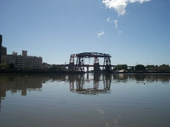 Riachuelo y dos puentes Avellaneda, viejo y nuevo, que se cruzan a lo lejos